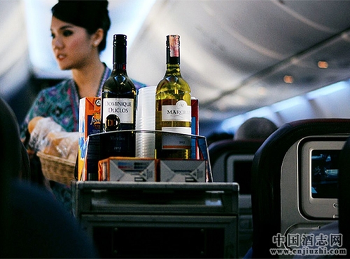 在3萬英尺的高空的飛機上喝紅酒是什么感受?